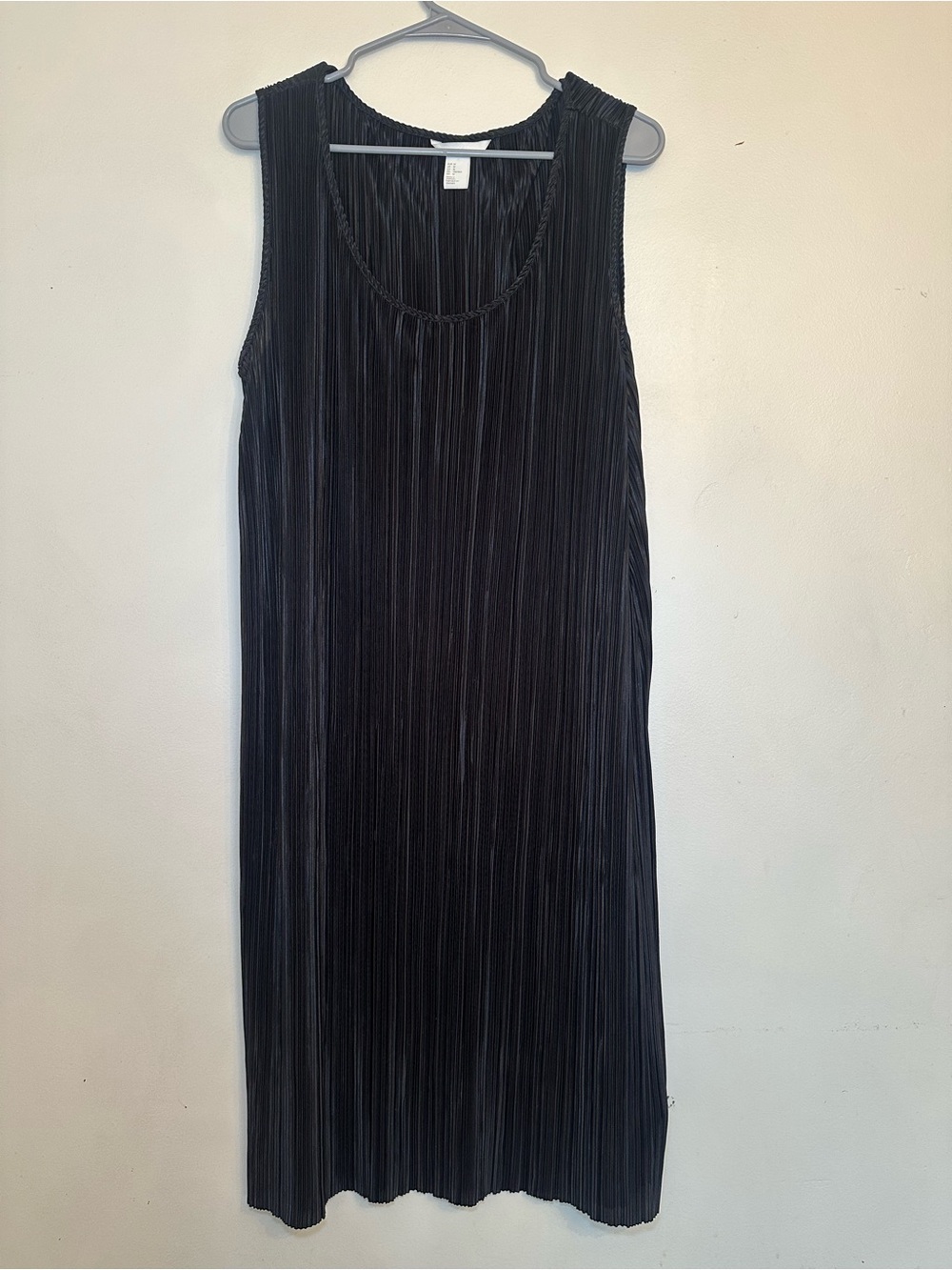 H&M Black Sleeveless Pleated Midi Dress